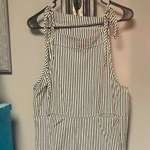 Universal Thread jumper ties at the shoulders,2 front pockets